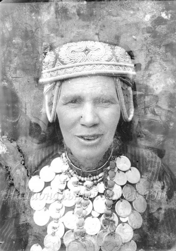 Замужняя женщина-кряшенка в традиционном костюме и украшениях