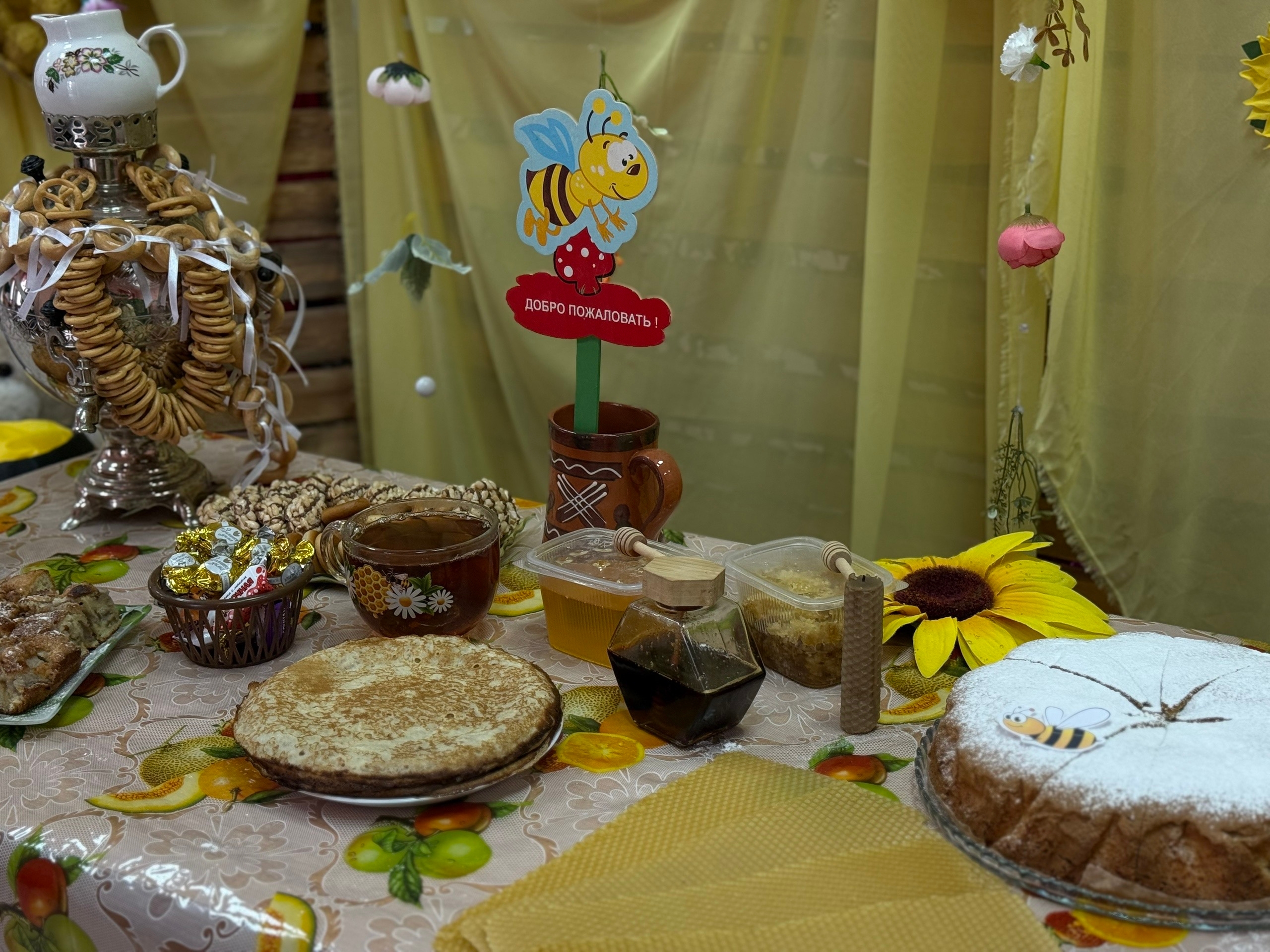 Өстәлгә куелган балны барысы да авыз иткән