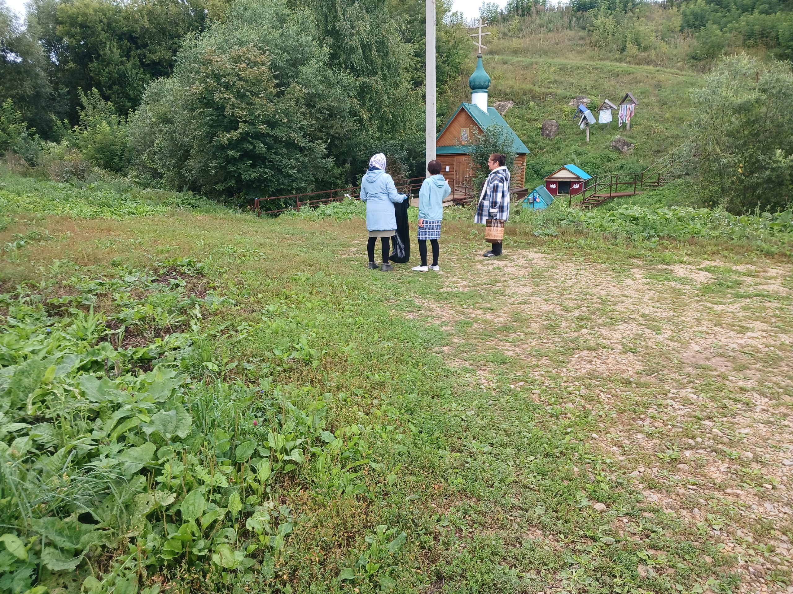 Чишмәнең тирә-ягы чистарып калды