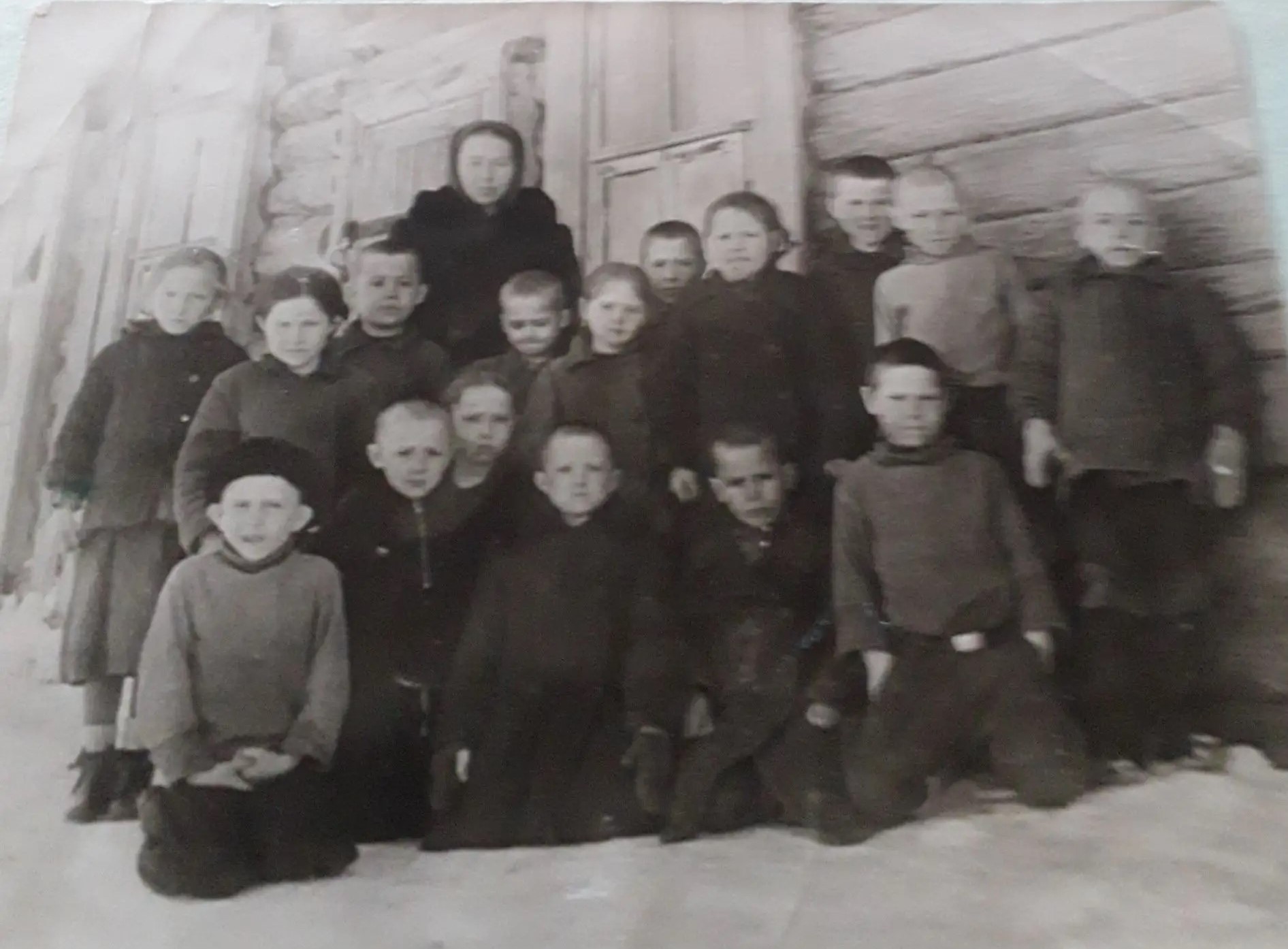Мария Николаевна — Тегермәнлек мәктәбе укучылары белән (1947 ел)