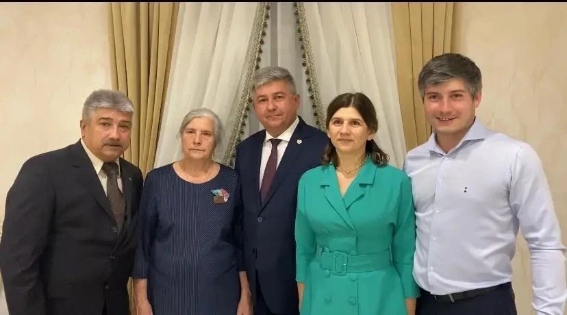Флюра Васильевна балалары янәшәсендә