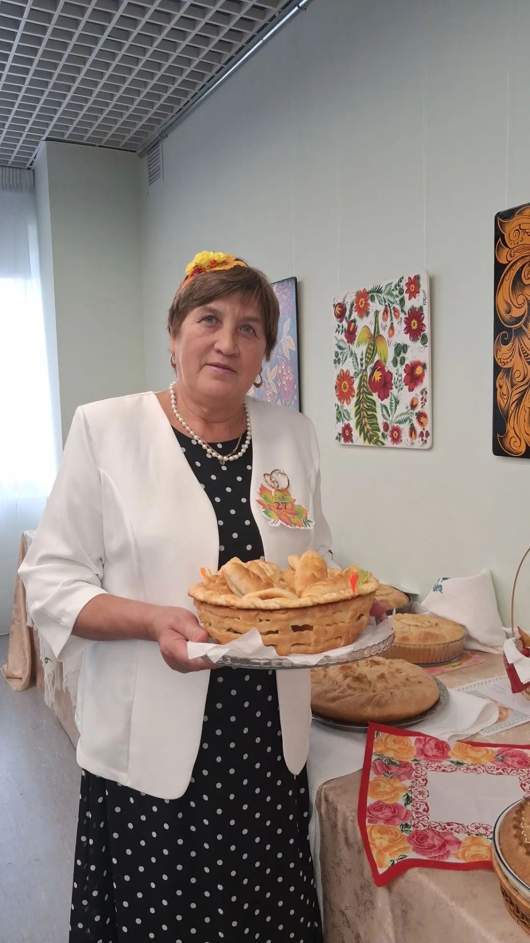 Нурия Сорокина пешергән ризыкларын күрсәтә