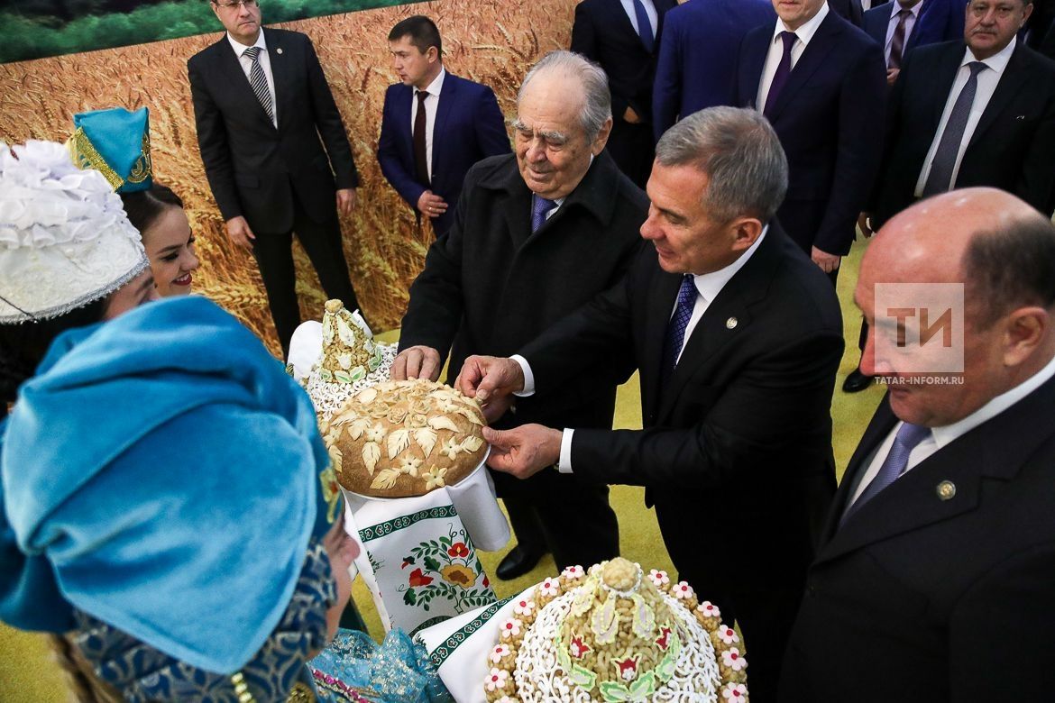 Рөстәм Миңнеханов авыл хуҗалыгы хезмәтчәннәре көненә багышланган тантанада катнашты