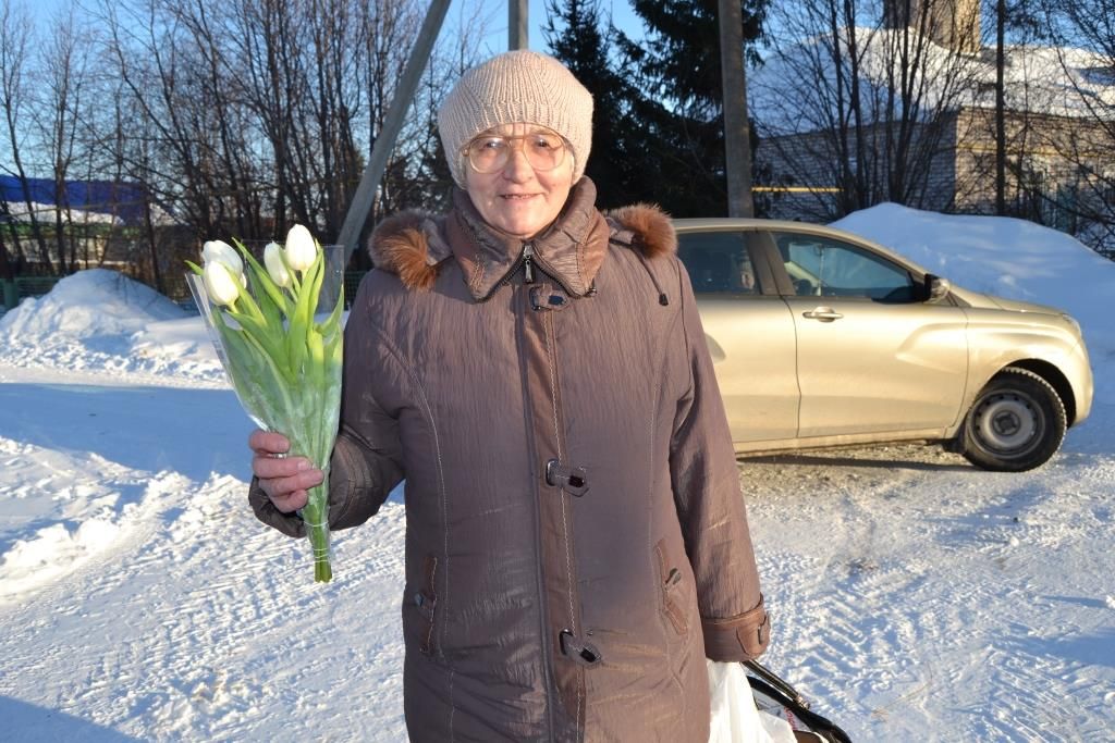 В селе Князево провели акцию "Дарите женщинам цветы!" ФОТО