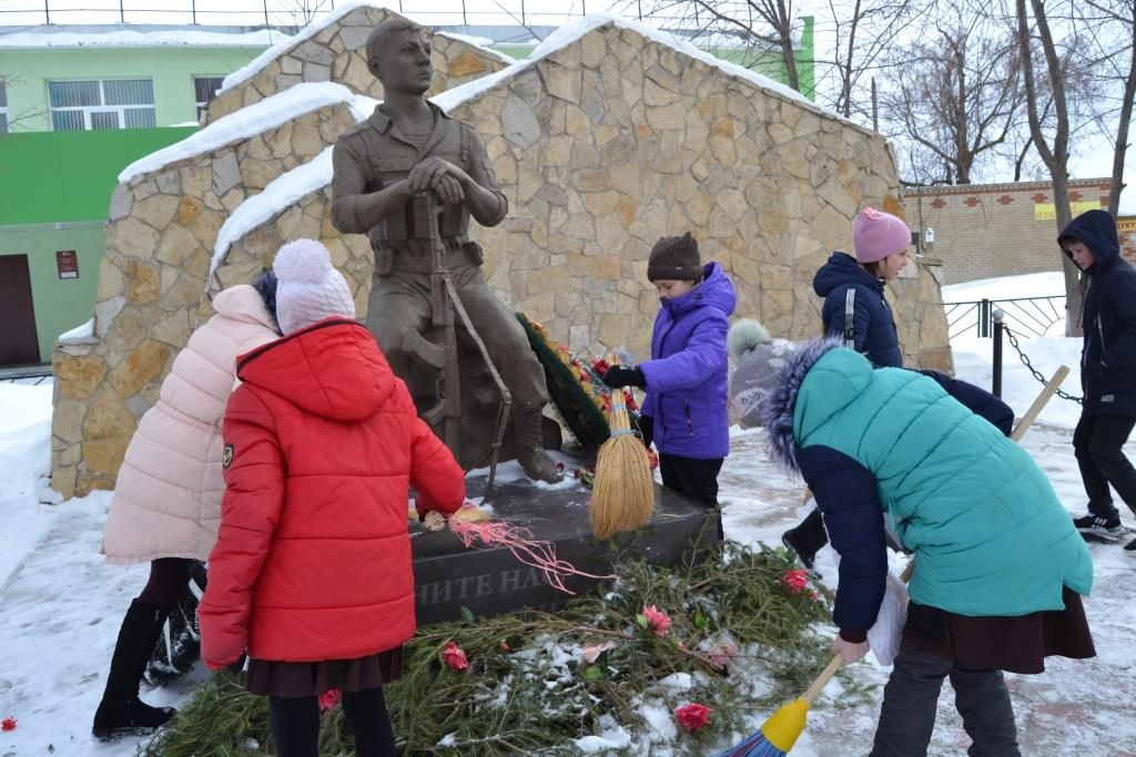 В селе Князево провели акцию "Чистый памятник"