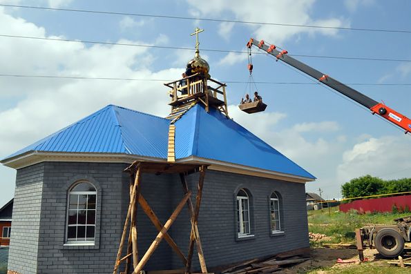 На строящийся храм села Сетяково установили купол