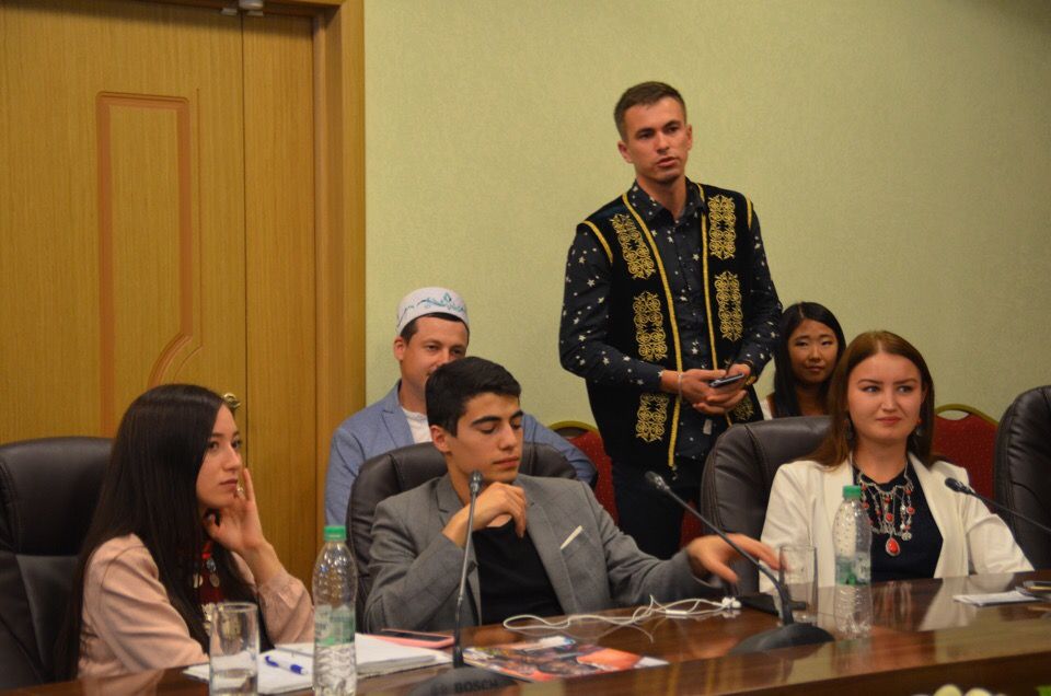Дамир Фаттахов встретился с активистами Молодёжной Ассамблеи народов Татарстана