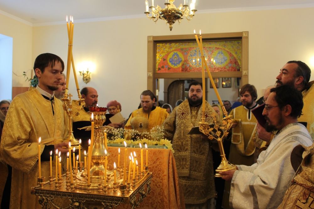 В приходе Трёх святителей Казанских почтили память святителя Гурия Казанского