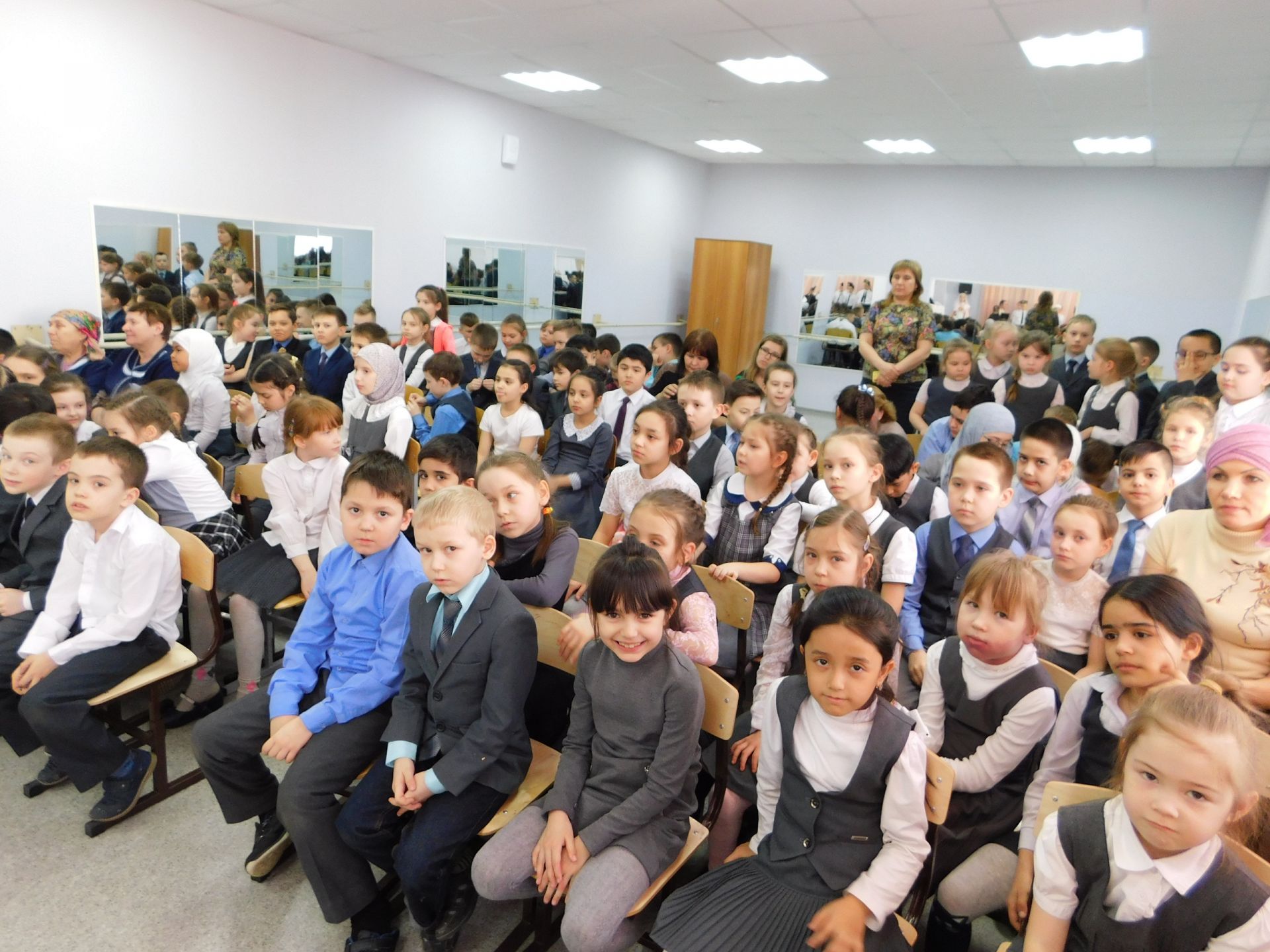 "Балтырган" ансамбле Казан шәһәренең  13 гимназиясе укучыларын Карга боткасы белән сыйлады