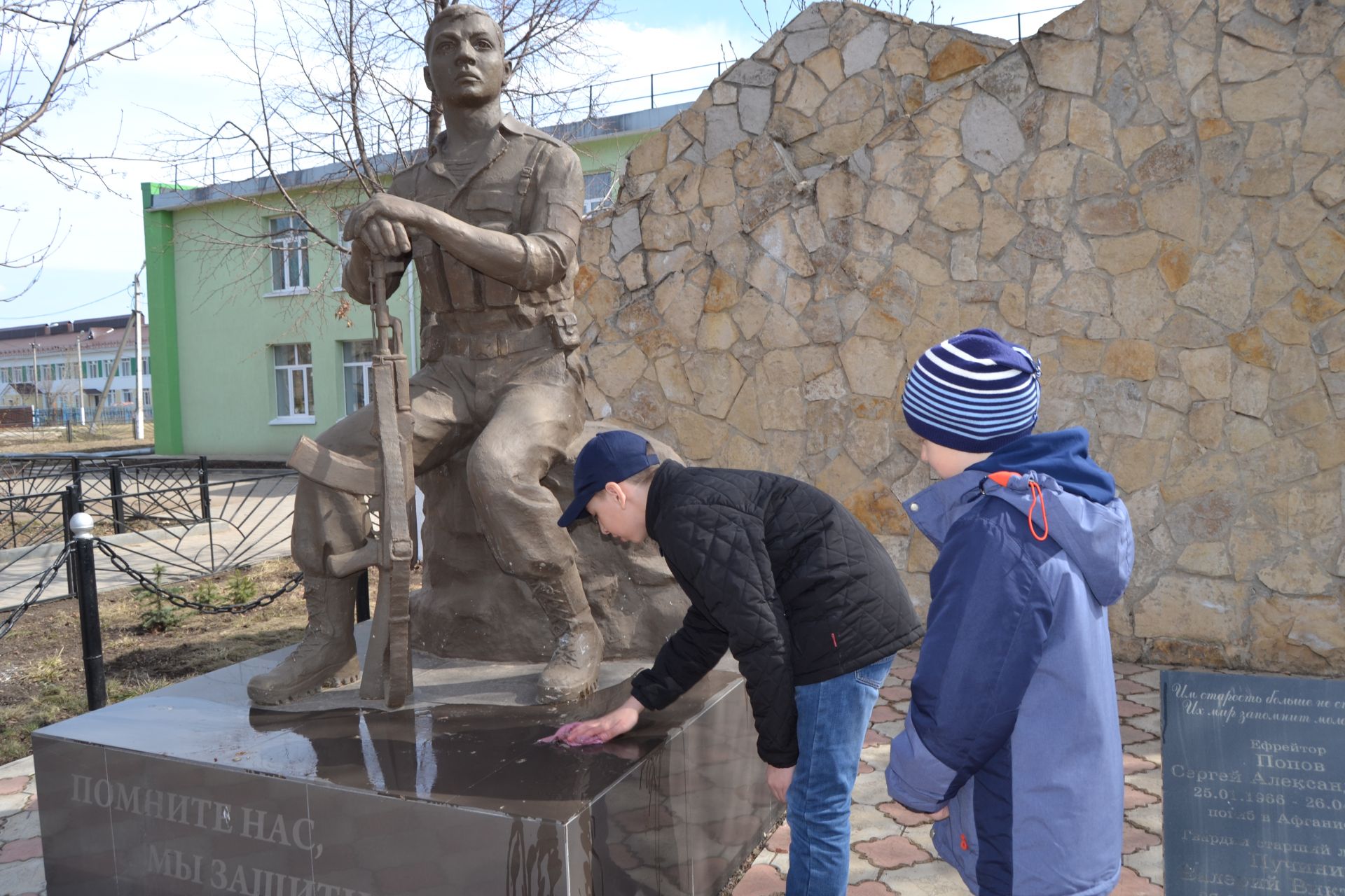 В преддверии 74-й годовщины Победы в посёлке Татарстан организовали акцию «Чистый памятник»