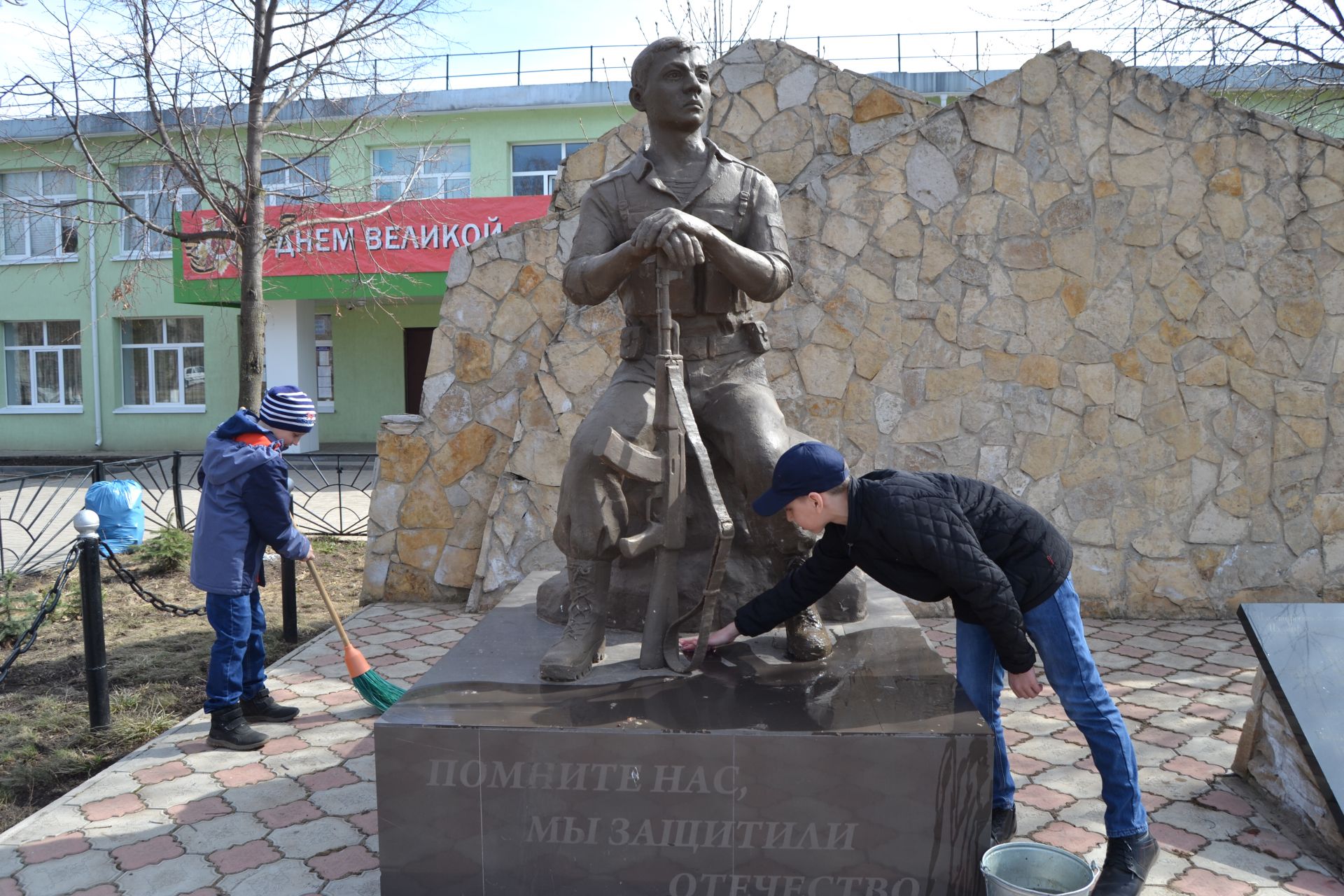 В преддверии 74-й годовщины Победы в посёлке Татарстан организовали акцию «Чистый памятник»