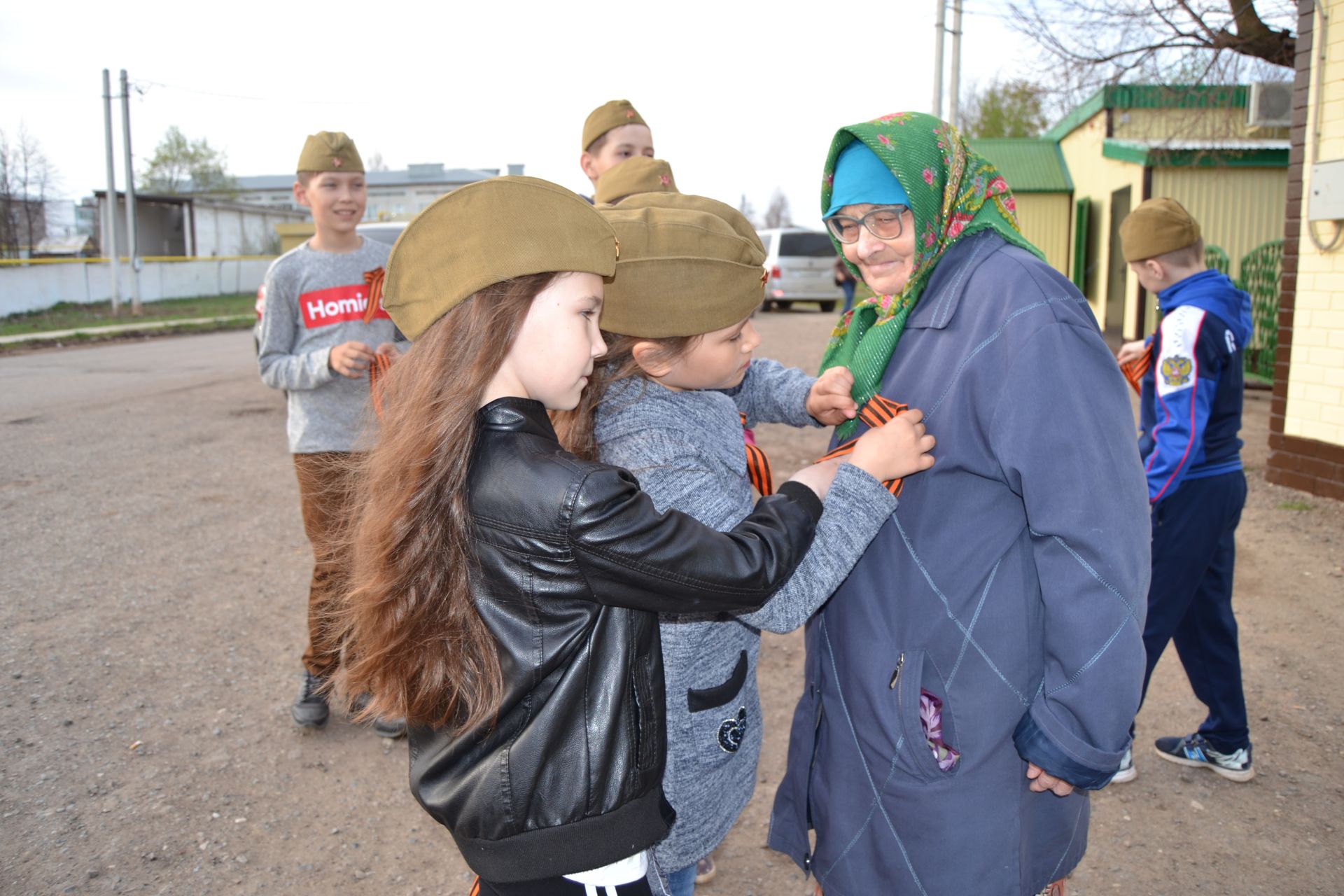 В посёлке Татарстан прошла патриотическая акция «Георгиевская ленточка»