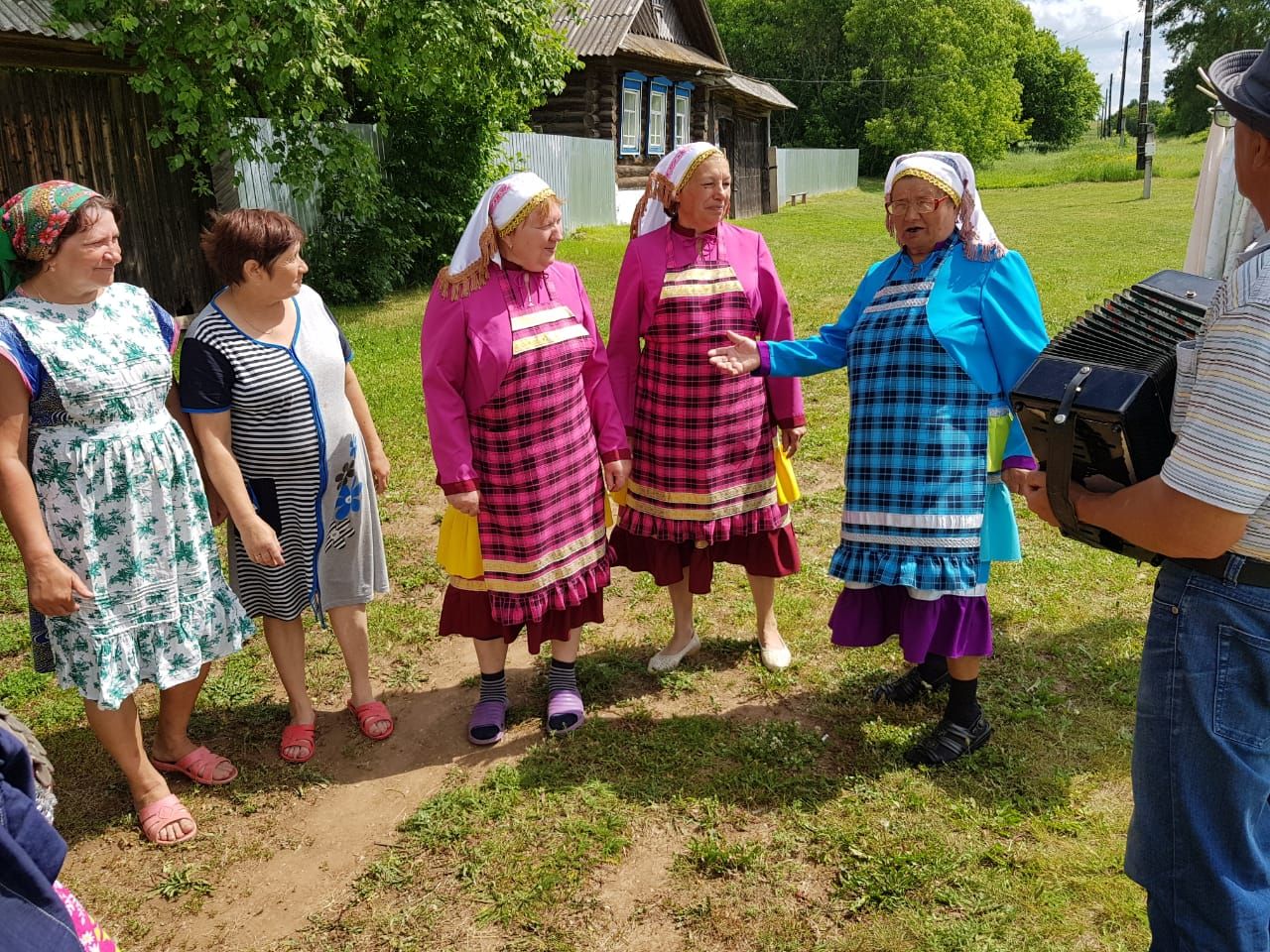 В деревне Верхний Шурняк Елабужского района идёт подготовка к Троице