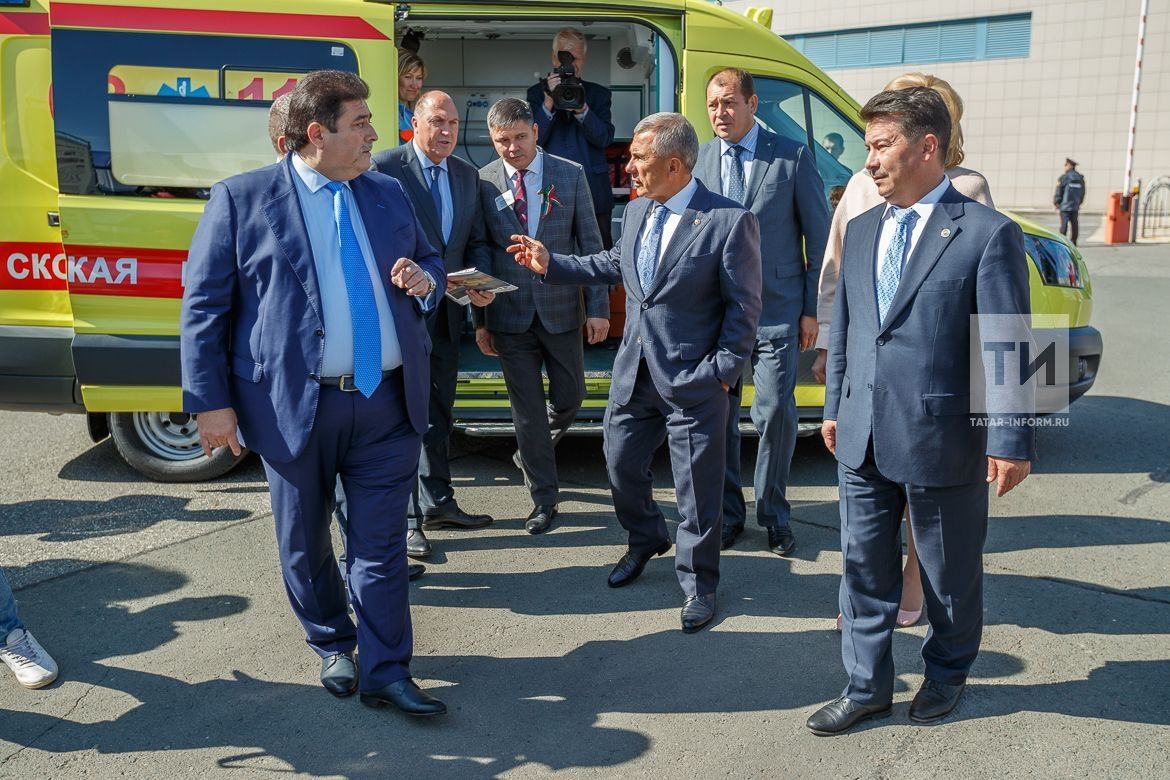 Минниханов вручил ключи от новых автомобилей больницам и учреждениям соцзащиты Татарстана