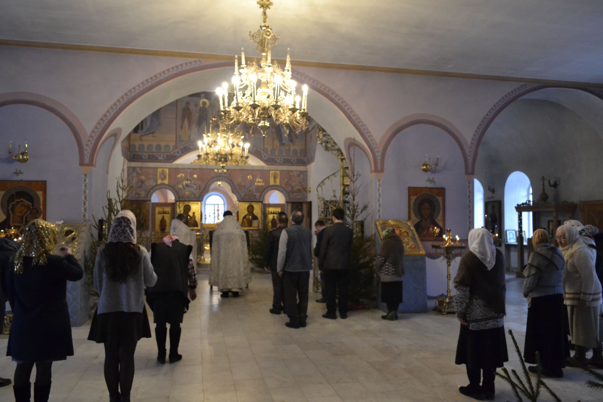В день памяти Николая Ильминского в Тихвинском храме провели Божественную Литургию