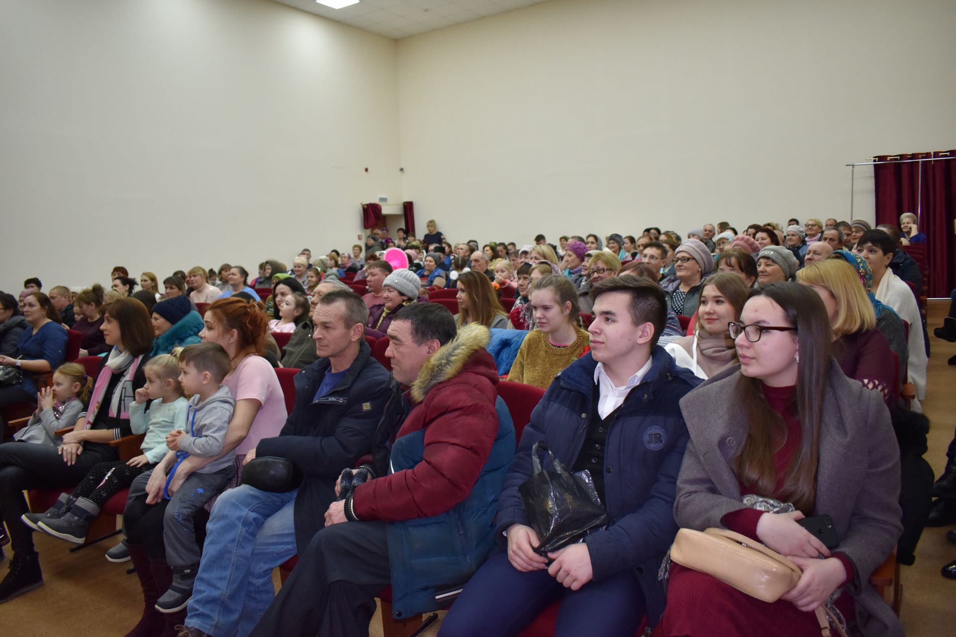 В поселке Татарстан прошел праздничный концерт «Мы славим женщину России!»