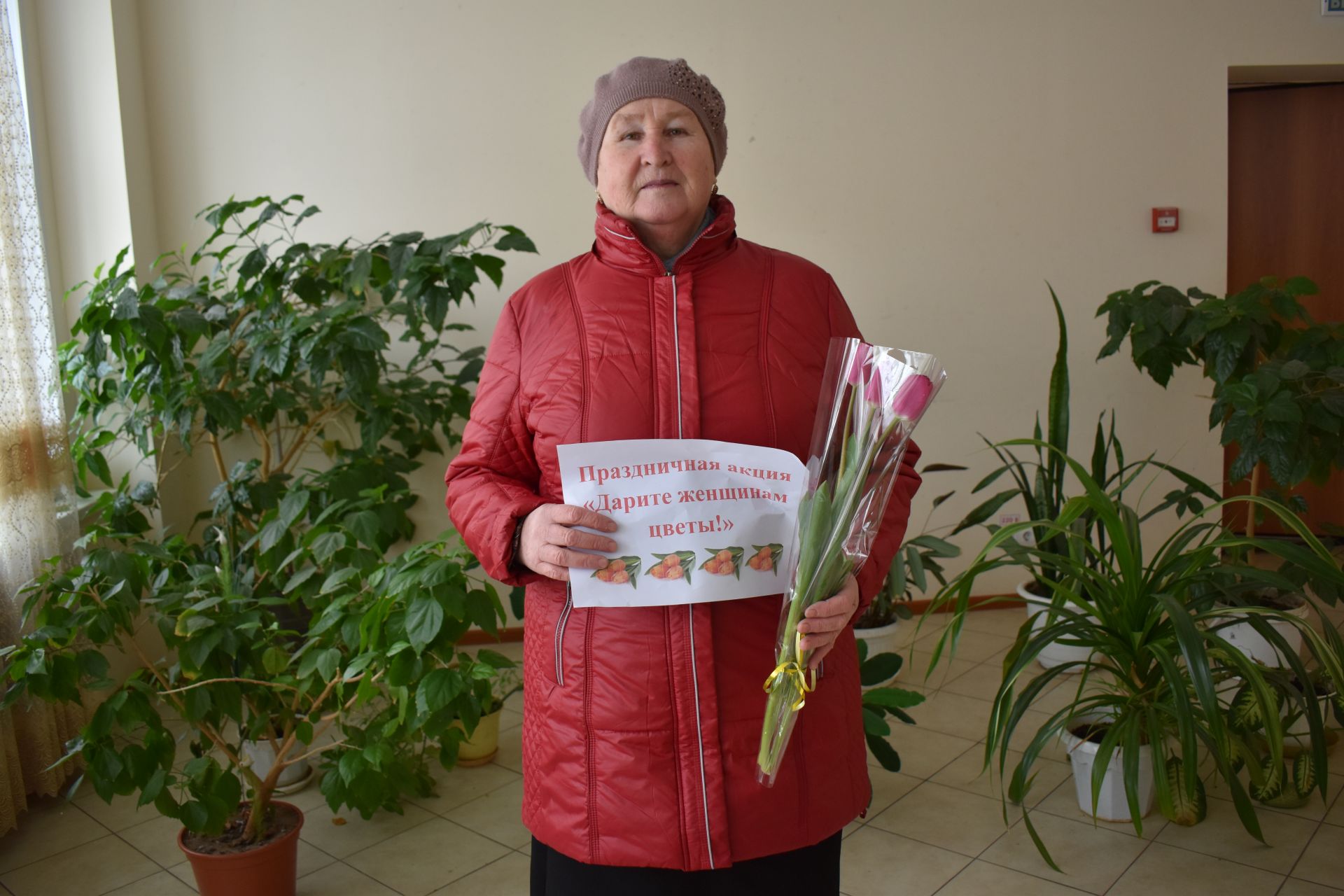 В поселке Татарстан прошла праздничная акция "Дарите женщинам цветы"