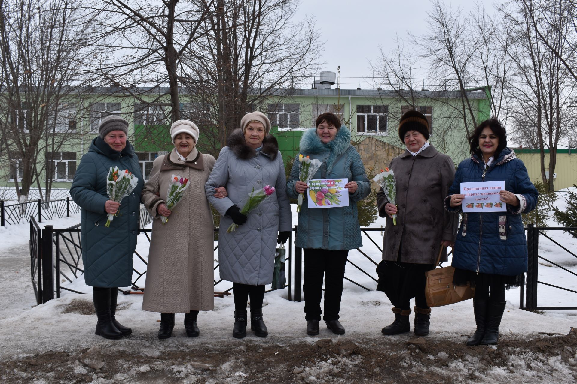 В поселке Татарстан прошла праздничная акция "Дарите женщинам цветы"