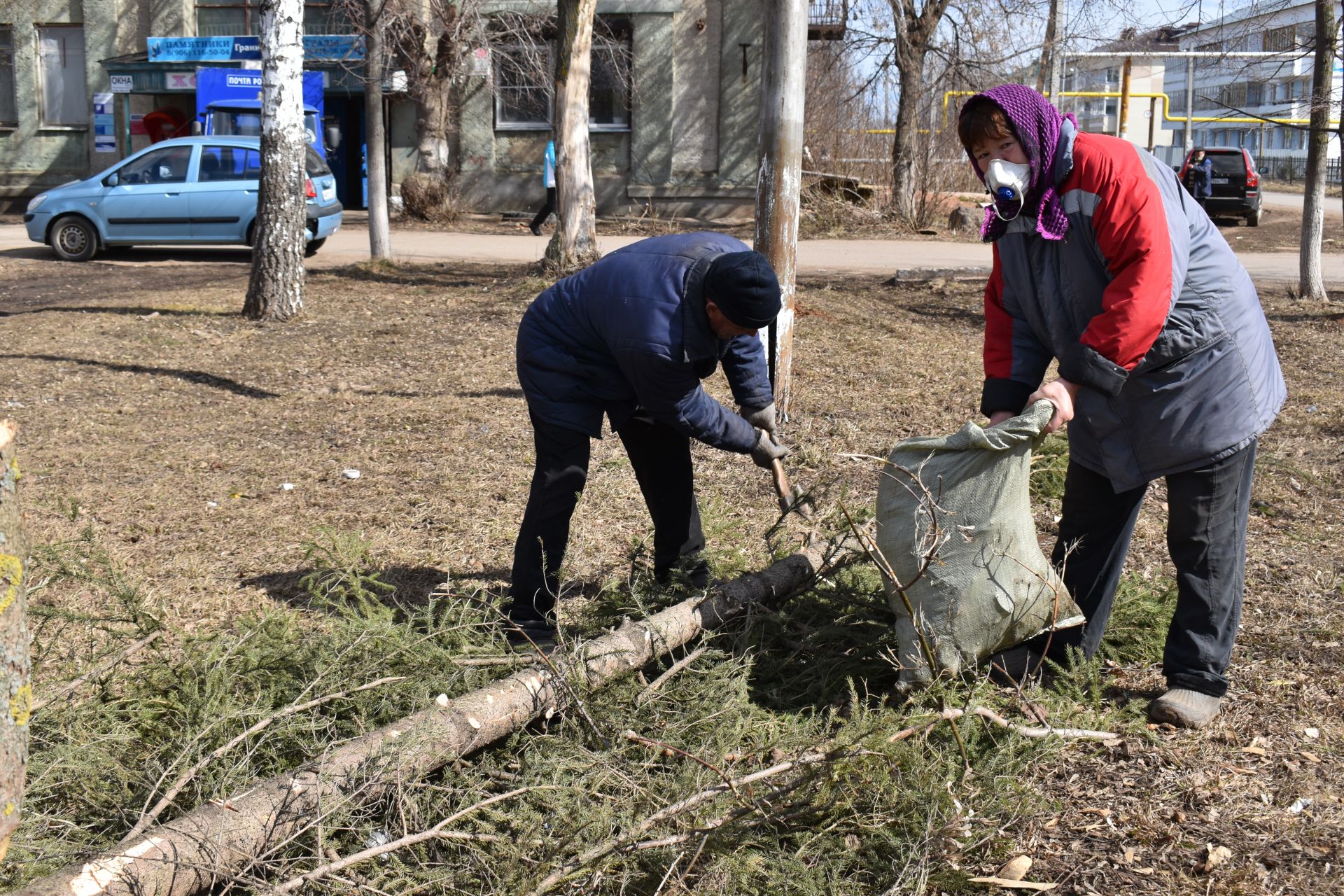 В поселке Татарстан провели экологическую акцию «Сделаем посёлок цветущим»