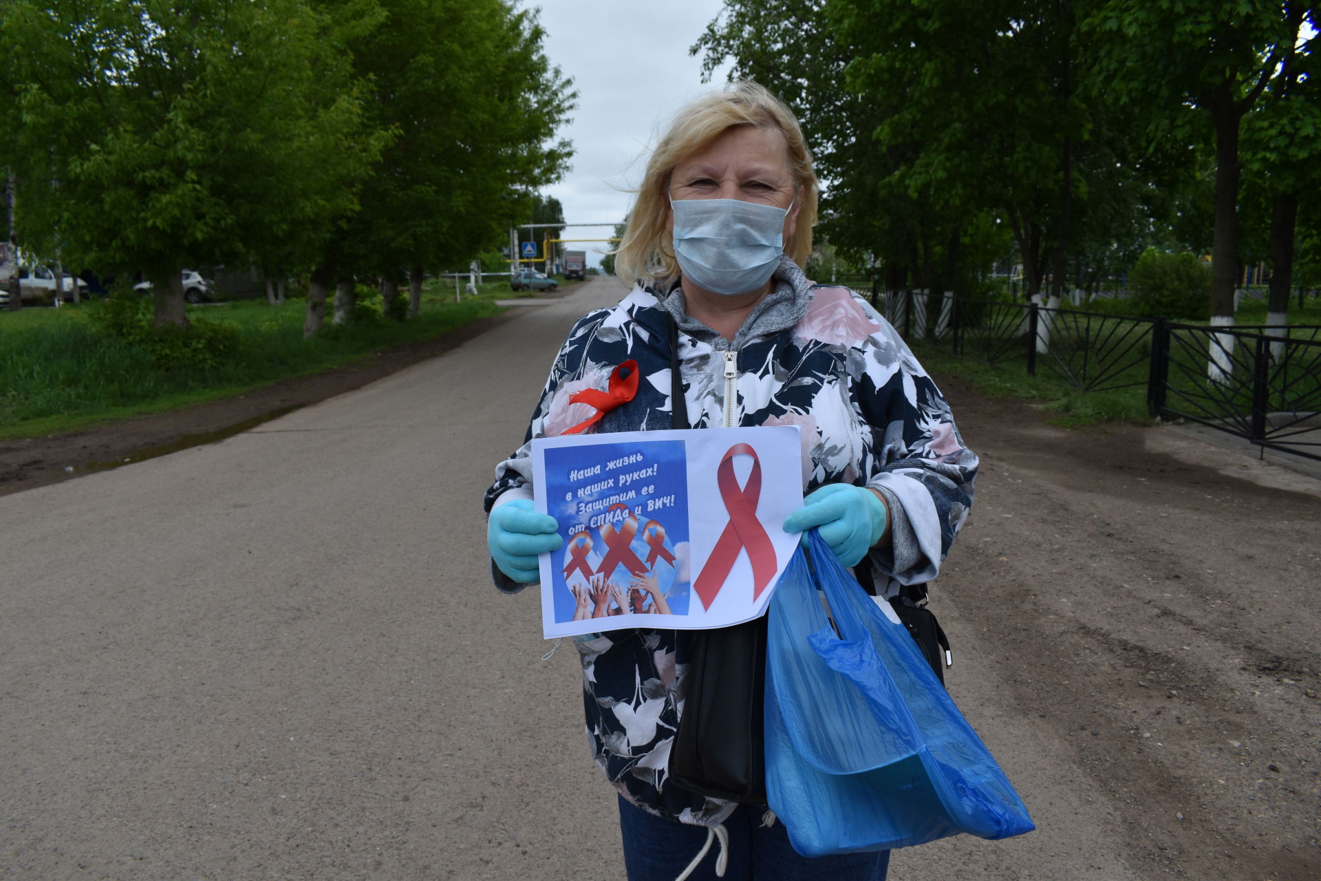 В поселке Татарстан провели акцию «Красная ленточка» ко Дню памяти умерших от СПИДа