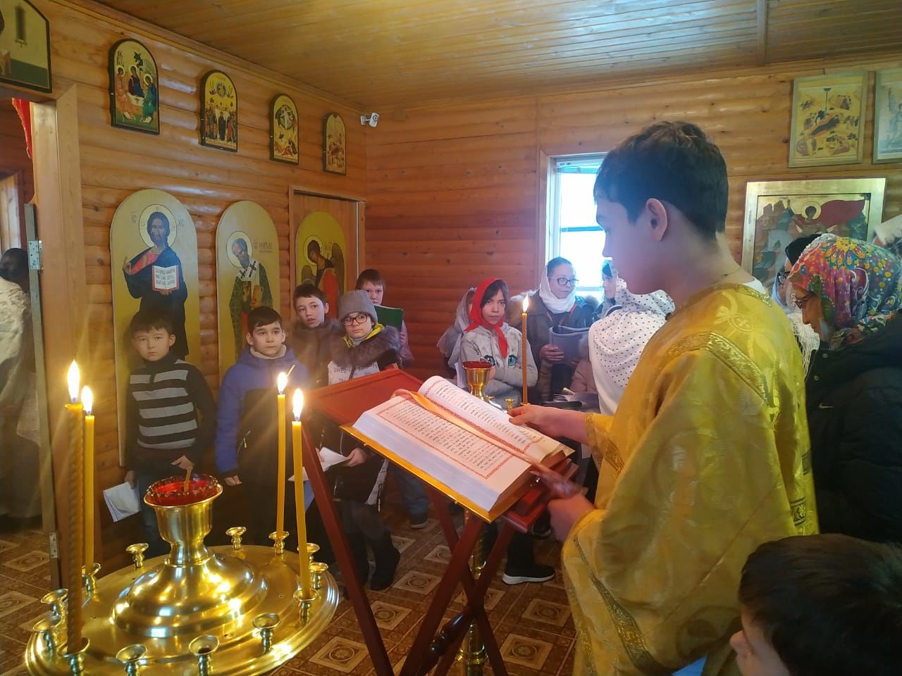 В Нижнекамске на приходе храма Воскресения Христова прошла детская литургия