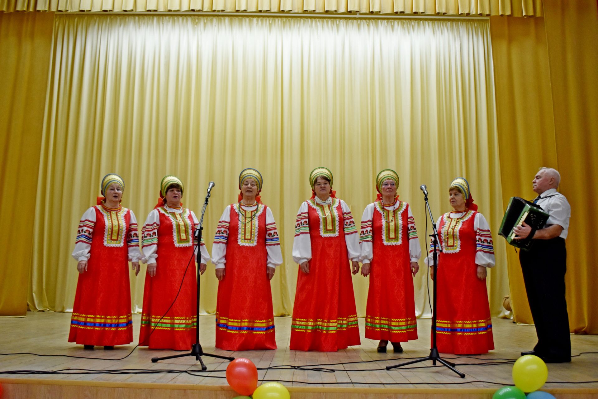 В поселке Татарстан прошел праздничный концерт «Низкий поклон вам, матери России!», посвященный Дню матери