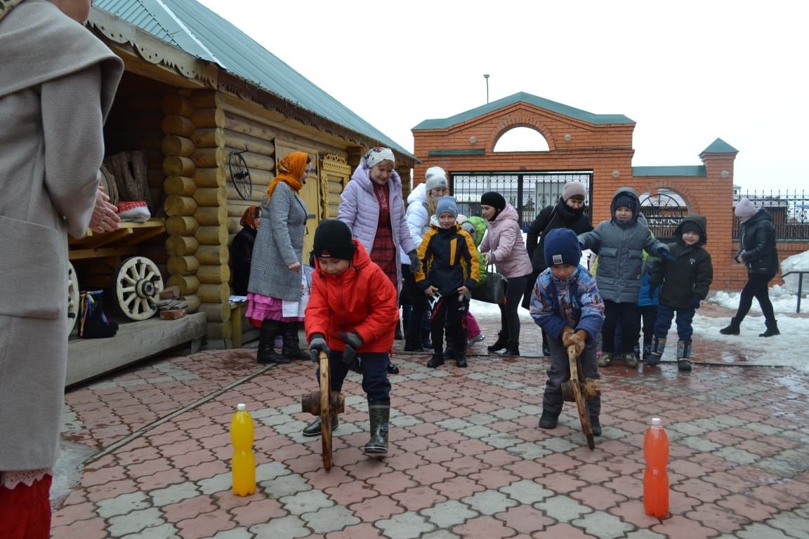 В Кукморе воспитанникам детского сада показали один из обрядов кряшенской культуры «Чана ташлау»