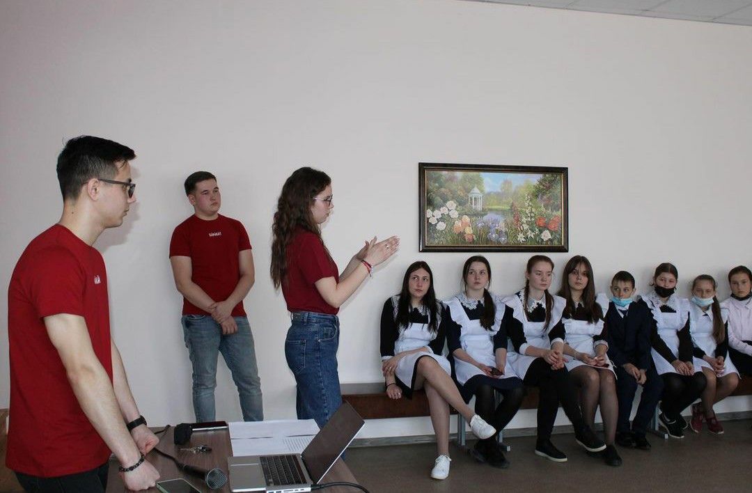 Бэрэкэтовцы рассказали школьникам Село-Чуры о своей деятельности