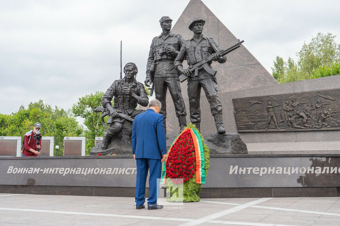 Иван Егоров Казанның Җиңү паркында интернационалист сугышчыларга һәйкәл ачуда катнашты