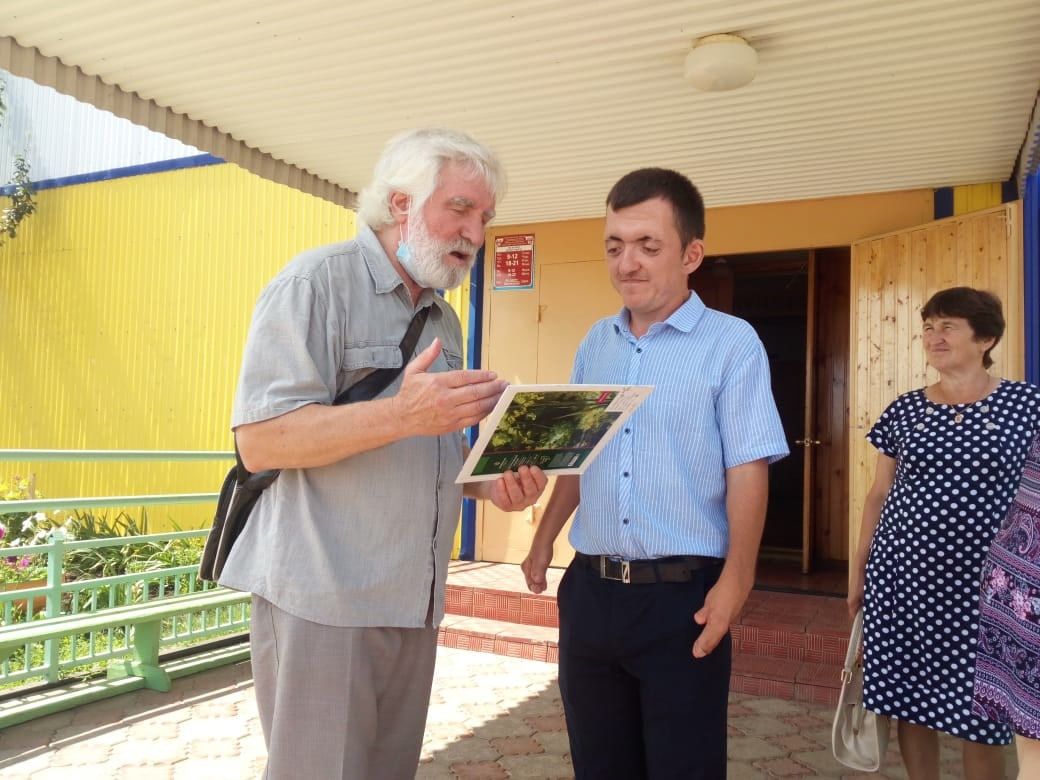 Художники плэнера «Безнен ил» посетили деревню Сарсаз-Багряж и встретились с художником-любителем Андреем Кузьминым