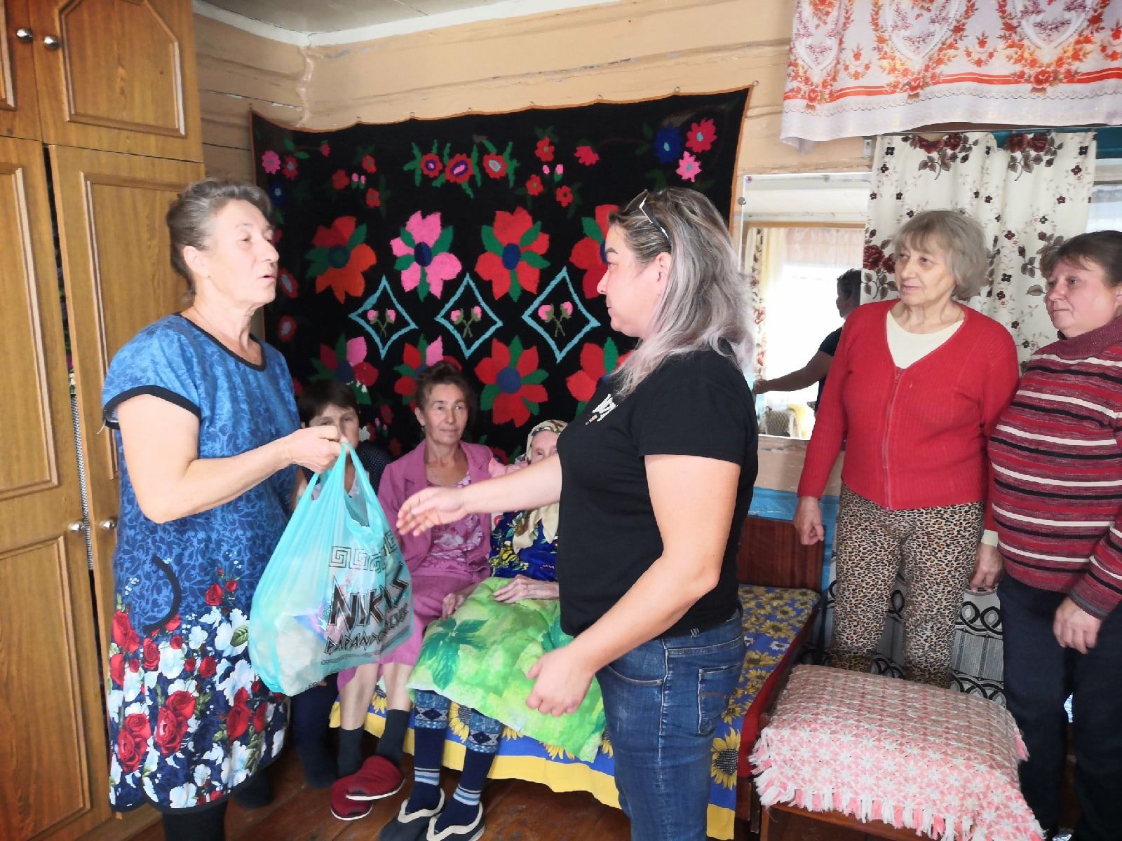 В Верхнем Багряже в рамках акции «Протяни руку помощи» активисты посетили ветерана тыла