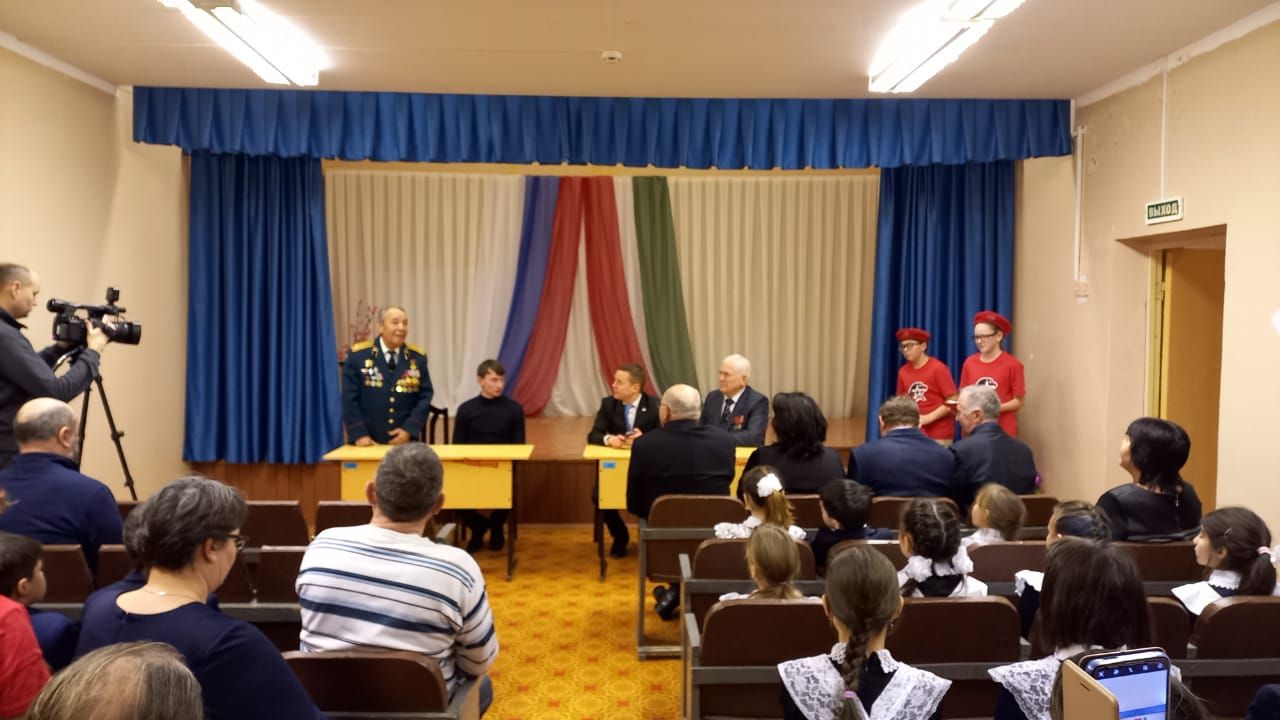 В Большешурнякской школе открыли мемориальную доску Петру Захарову