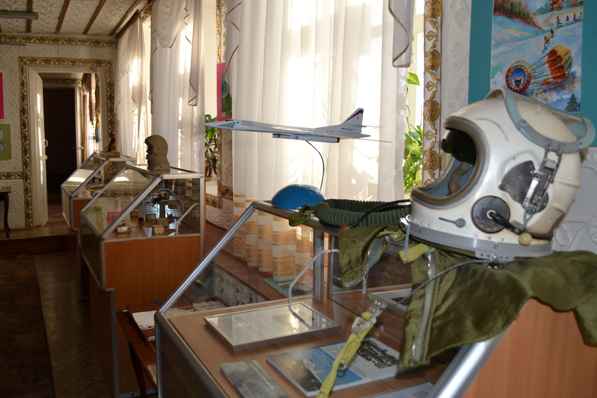 В Заинске открылись две выставки о космосе