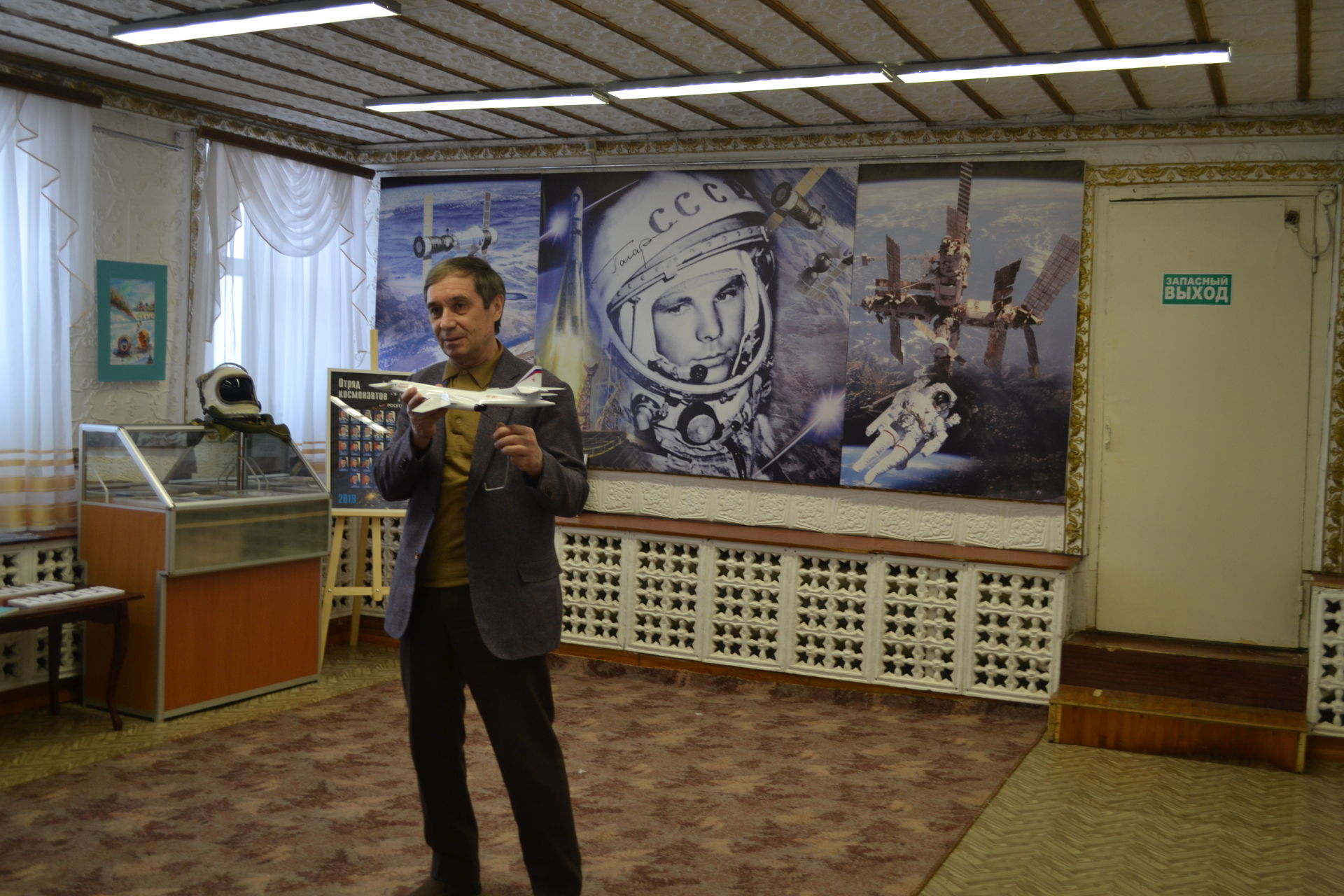 В Заинске открылись две выставки о космосе