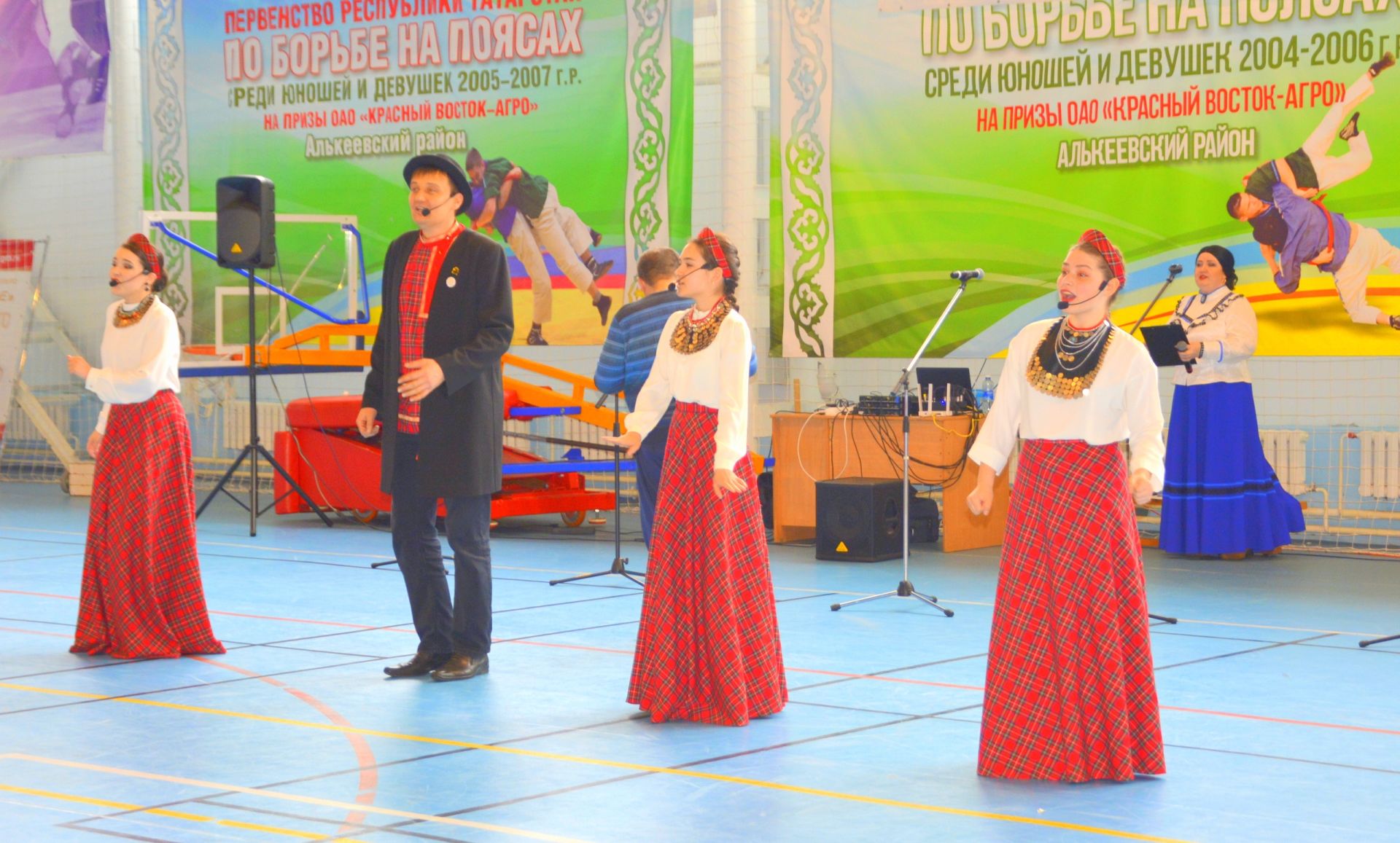 Молодежный ансамбль кряшен из Нижнекамска выступил на детском фестивале единоборств