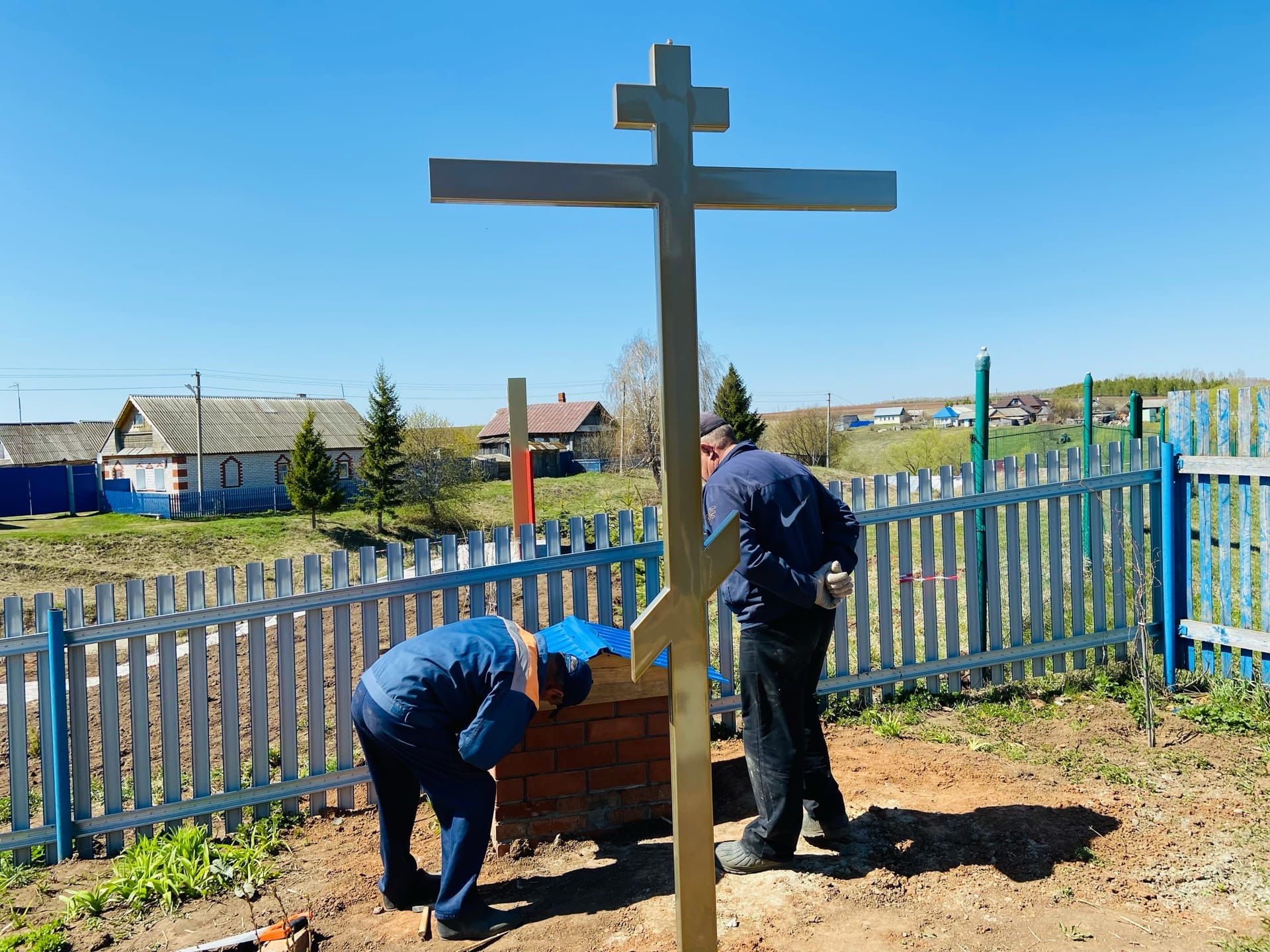 В селе Субаш высадили 100 саженцев и поклонный крест
