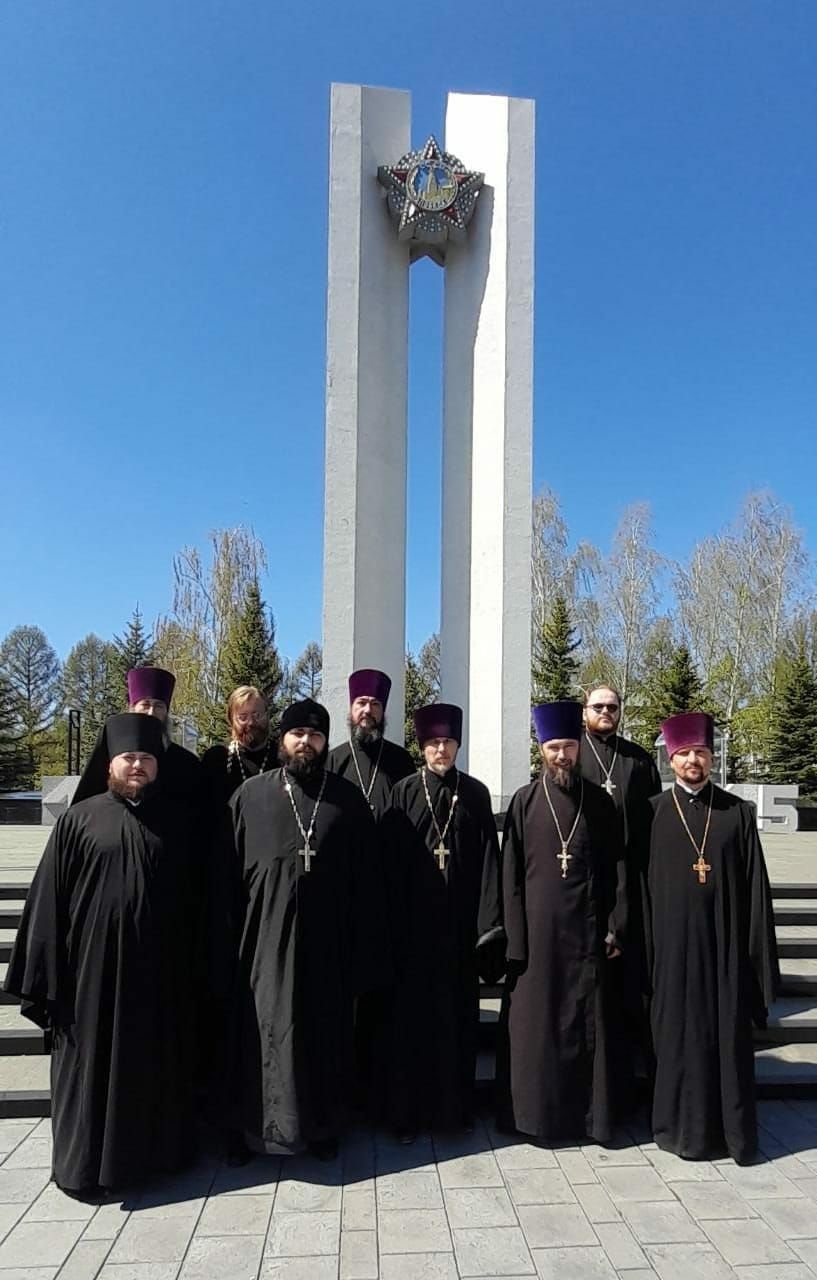 Түбән Кама священниклары – һәйкәл янында