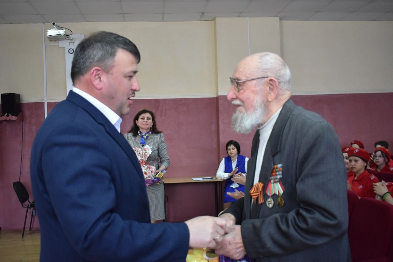 Сугыш ветераны, танылган журналист – Александр Малов Кайбыч халкы белән очрашты