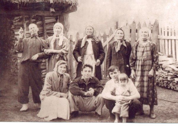 Ретро фотода – Владимир авылы кешеләре