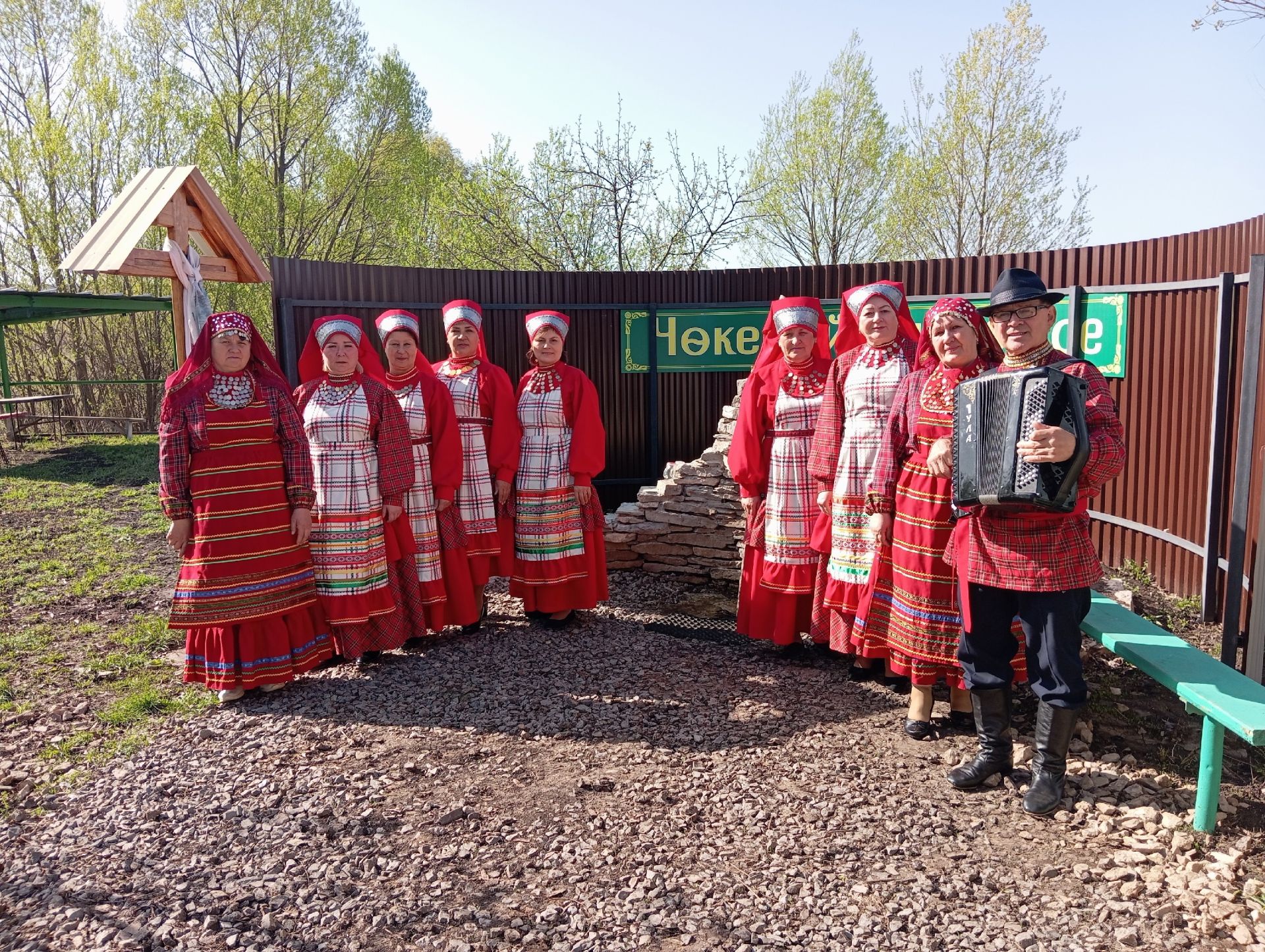 Сарсаз-Багражда «Чөкерей чишмәсен»янында кунаклар каршылаганнар