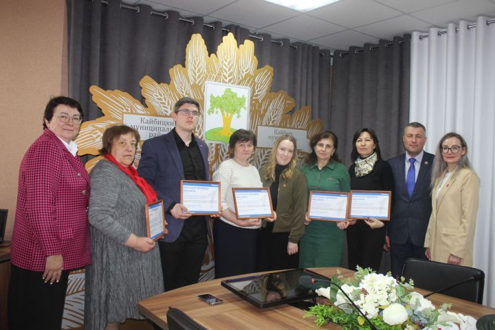 Директорам школ Кайбицкого района вручили Благодарственное письмо, подписанное помощником Раиса РТ