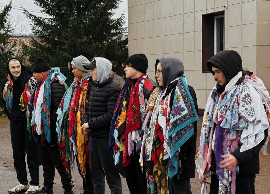 «Бер елдан шушында очрашырбыз»: Кайбыч егетләрен армиягә озаттылар