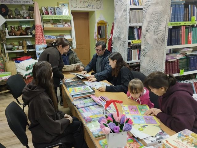 Зур Тәрбит китапханәсендә гаиләләр өчен китап уку кичәсе үтте