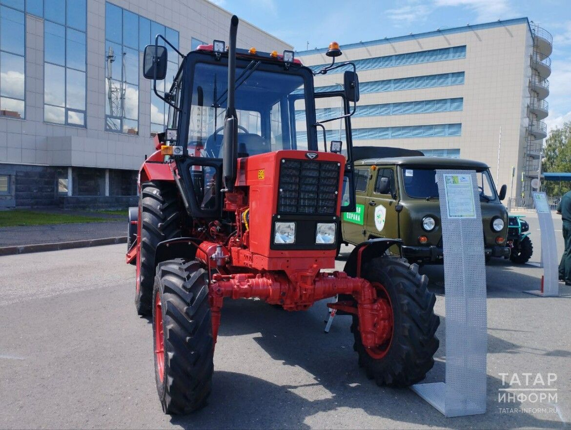 Менделеевскида авыл җирлекләренә өч яңа трактор тапшырылды