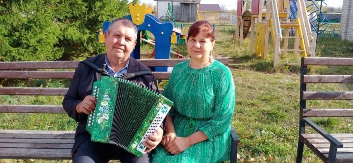 Кабан-Бастрык авылында туып үскән Александра Сафина кечкенәдән сәнгатькә гашыйк