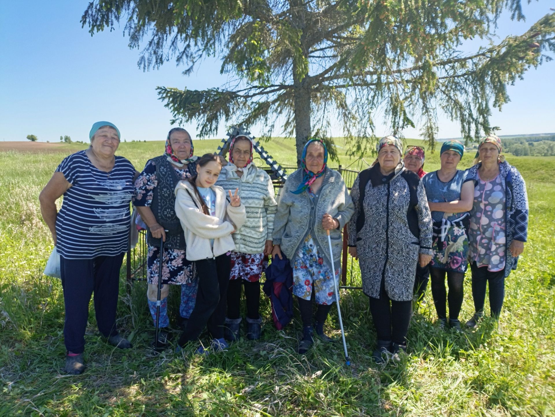 Үри авылында 289 ел элек салынган чиркәү урынын аруландырганнар
