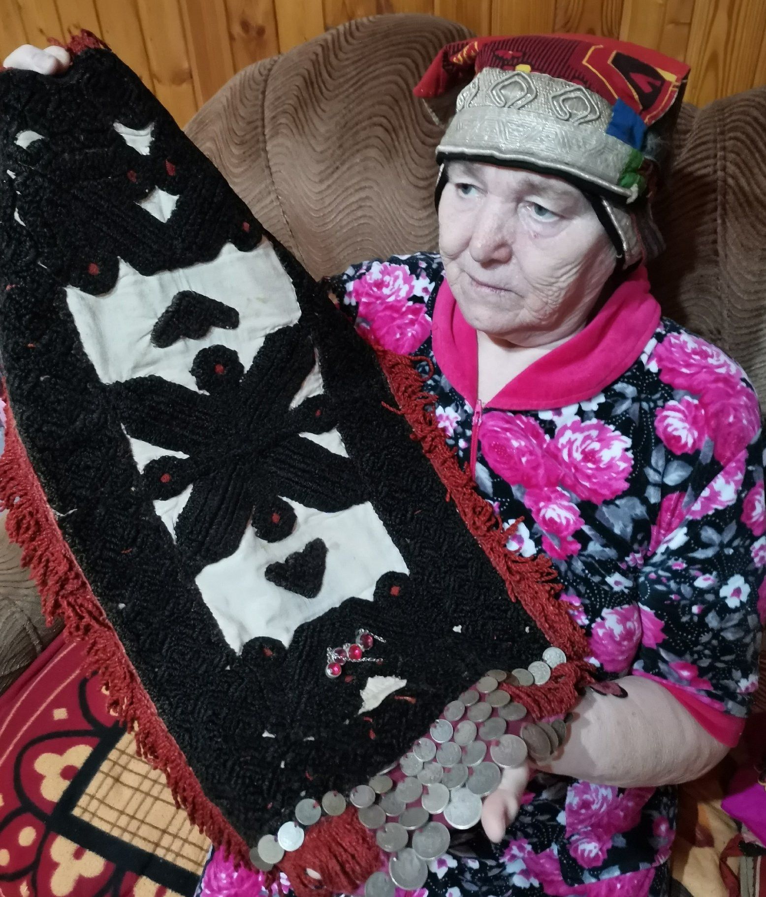 Казаннан Тамара Муханова әбисеннән калган гаилә мирасы - түгәрәк яулык турында сөйләде