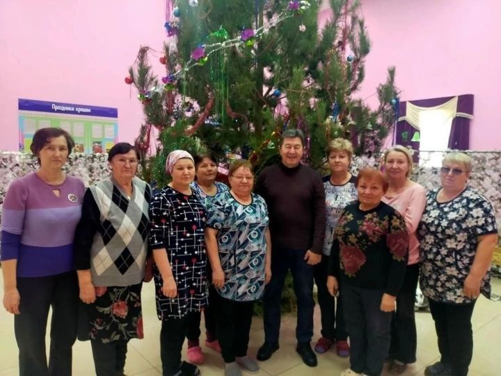 Виталий Агапов Сәвәләйдәге волонтерлар янында булды
