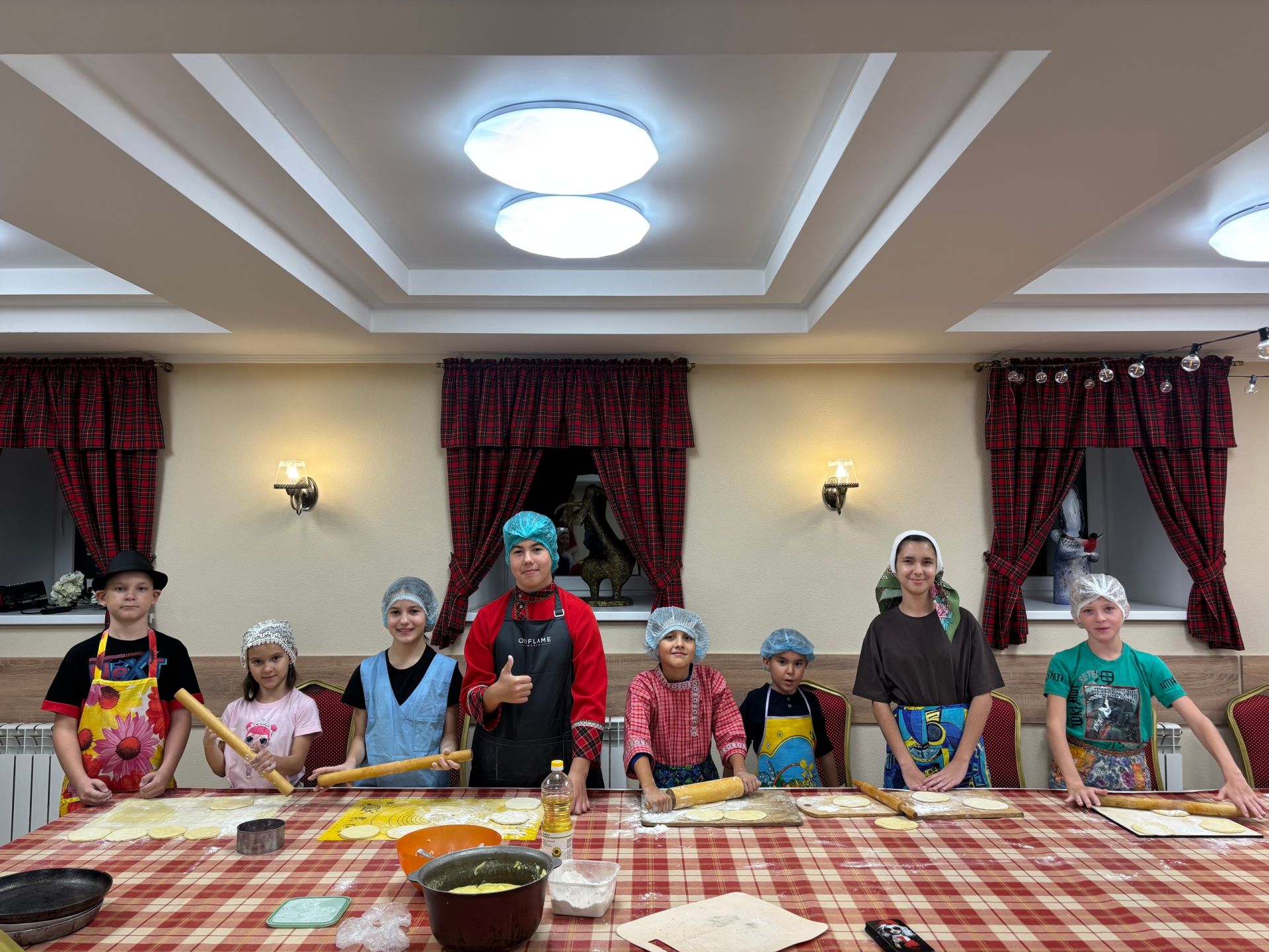 Атнакөн мәктәбендә балалар Покрау бөккәннәре пешерде