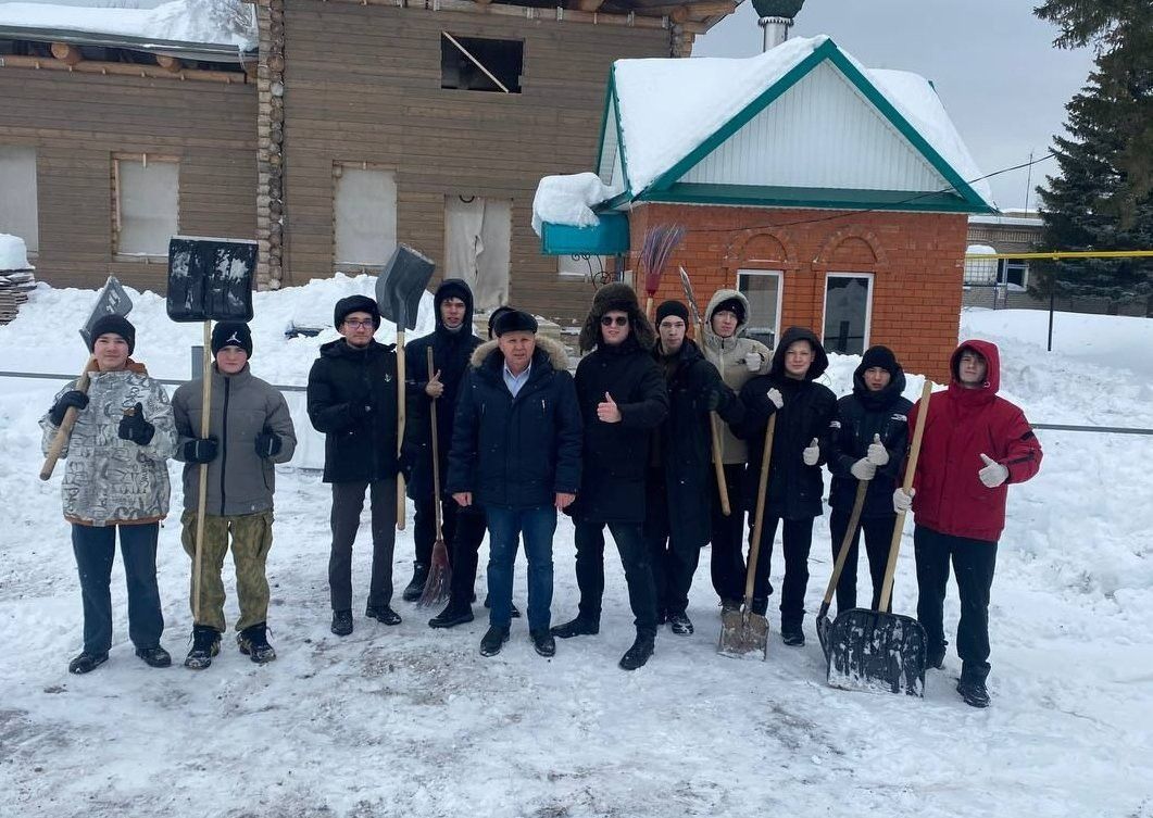 Зәйнең яшь активистлары Югары Баграж чиркәве тирәсен чистарттылар